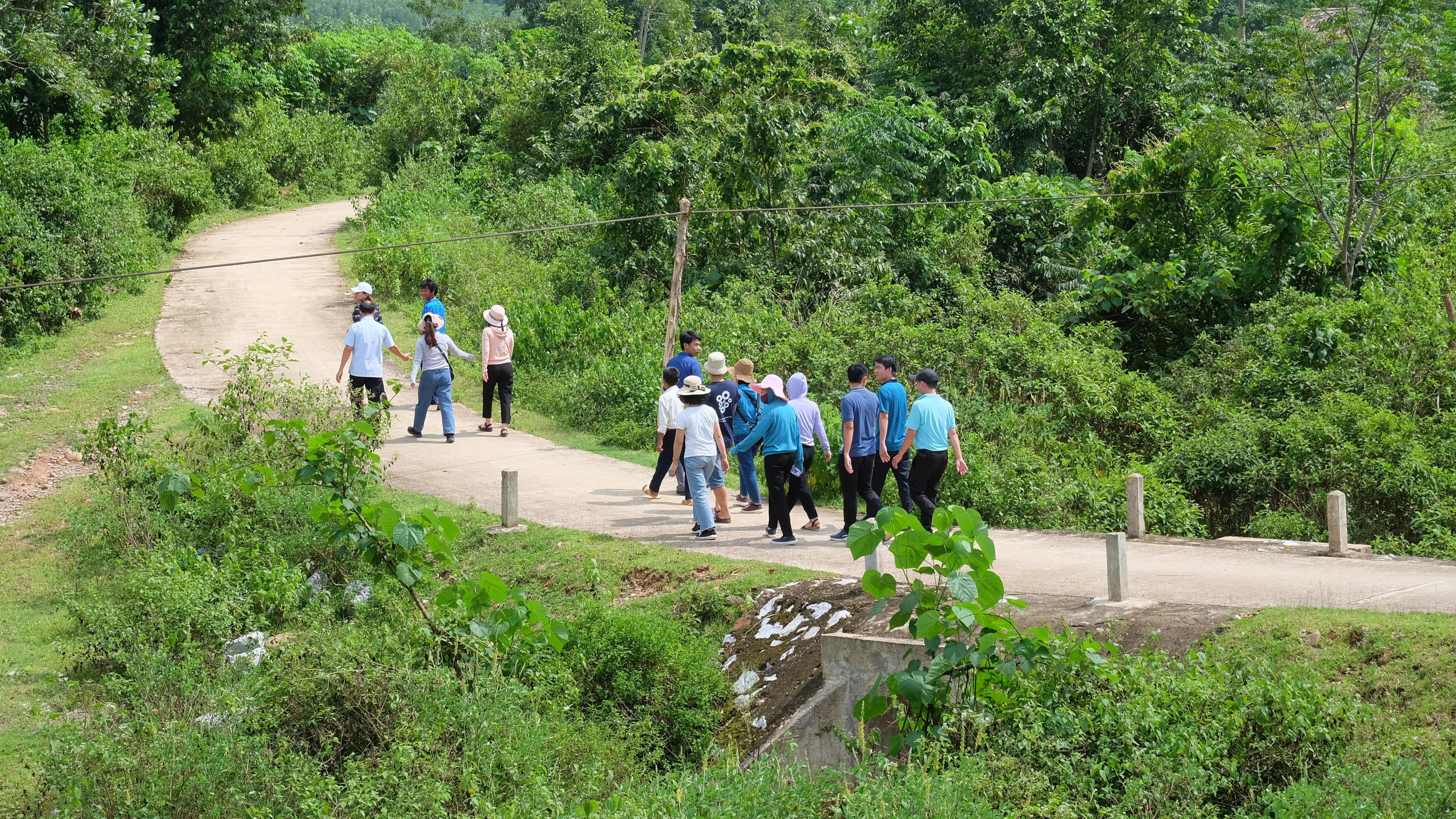 Đường vào bản Kè