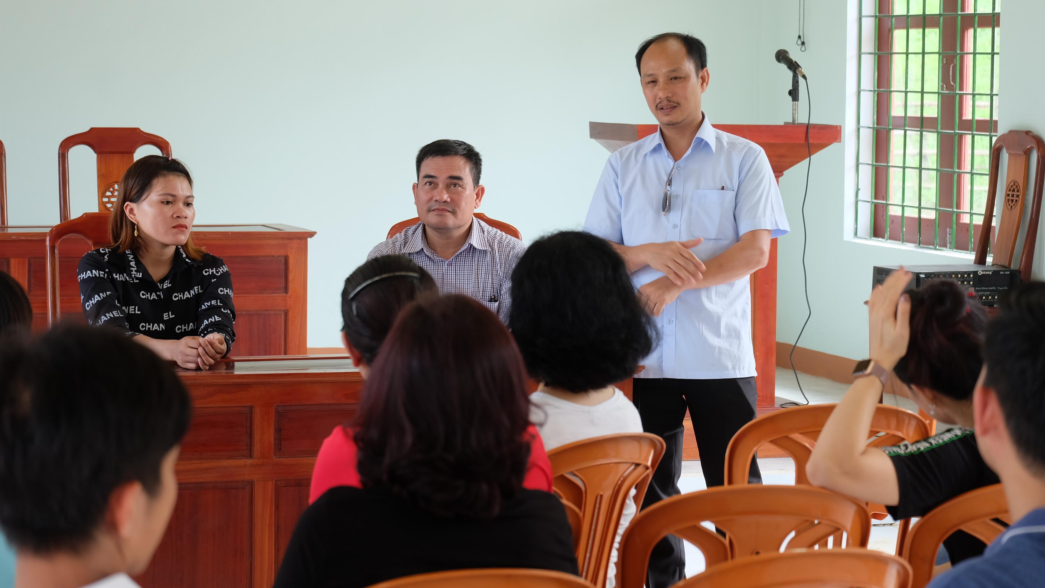 Trao đổi với lãnh đạo xã Lâm Hóa và già làng, trưởng bản bản Kè