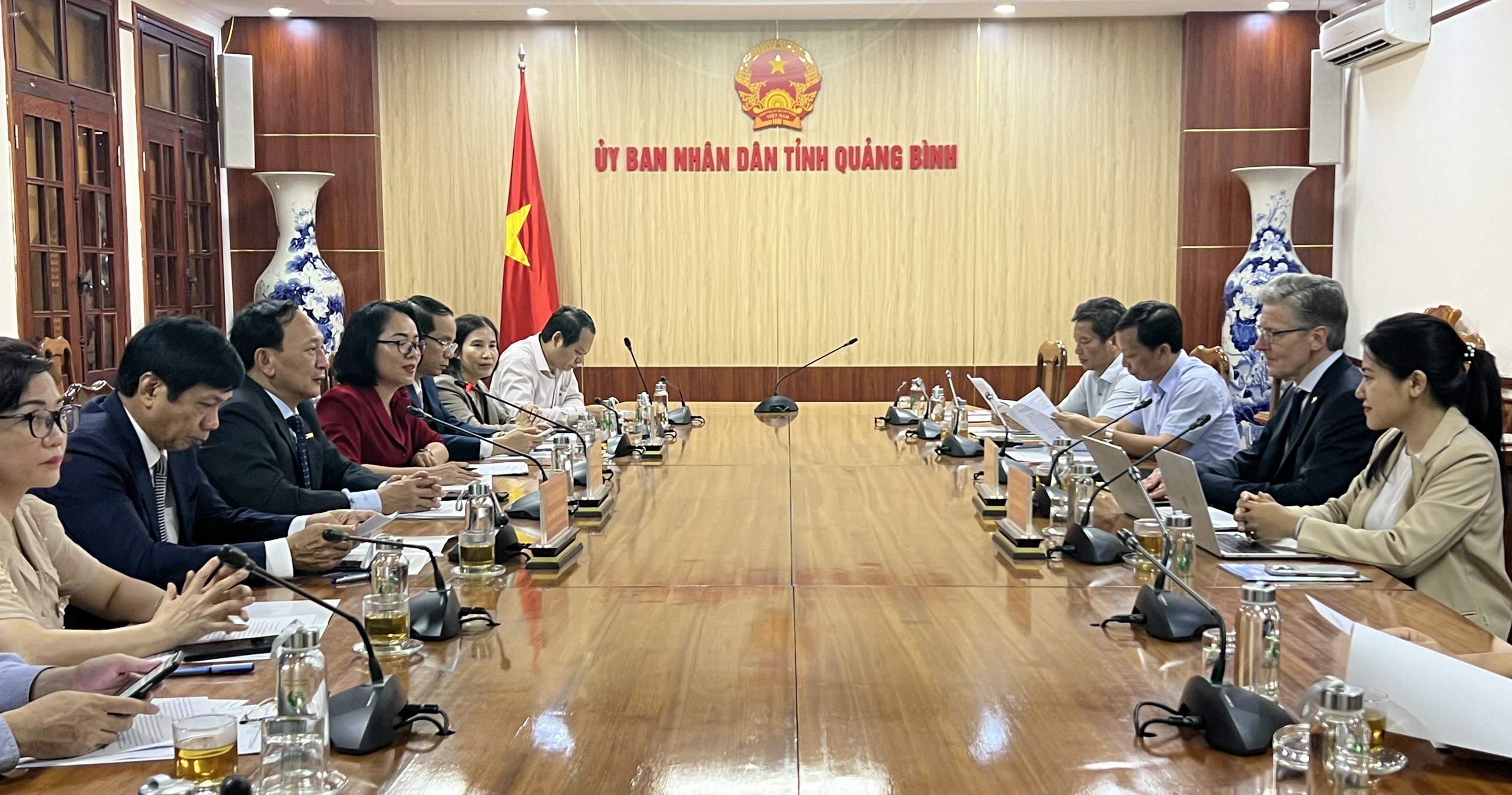 Đồng chí Trần Hải Châu - Phó Bí thư Thường trực Tỉnh ủy, Chủ tịch Hội đồng nhân dân tỉnh chủ trì buổi làm việc với Tập đoàn Pondera (Hà Lan)