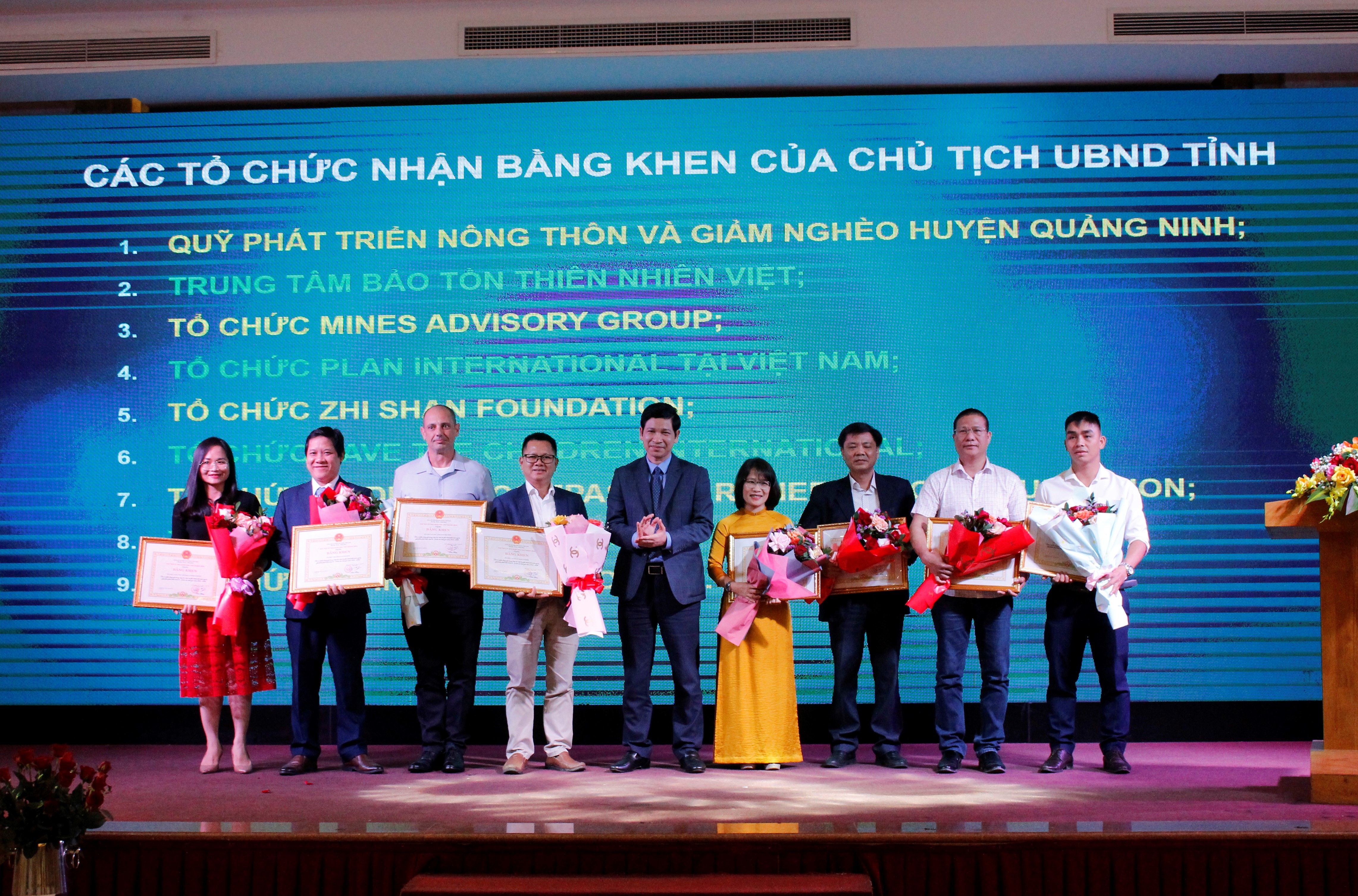 Phó Chủ tịch UBND tỉnh Hồ An Phong trao tặng Bằng khen của Chủ tịch UBND tỉnh cho các tổ chức